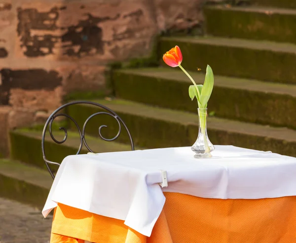 Café restaurante mesa e cadeira ao ar livre — Fotografia de Stock