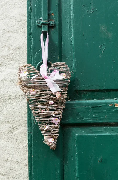 Coração em forma de decoração tecida na porta — Fotografia de Stock