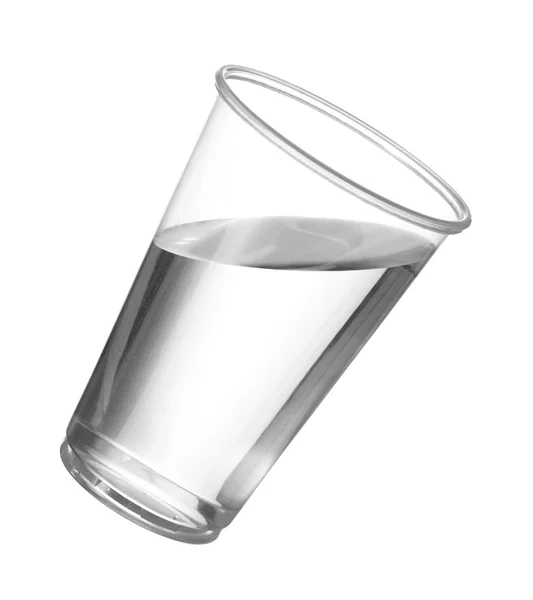 Zuiver drinkwater in wegwerp plastic beker — Stockfoto