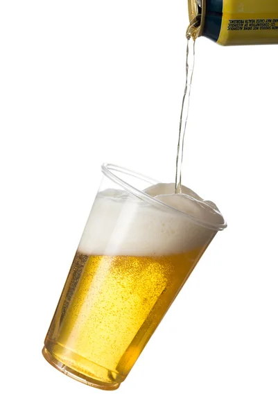 Золотое пиво или пиво в одноразовой пластиковой чашке — стоковое фото