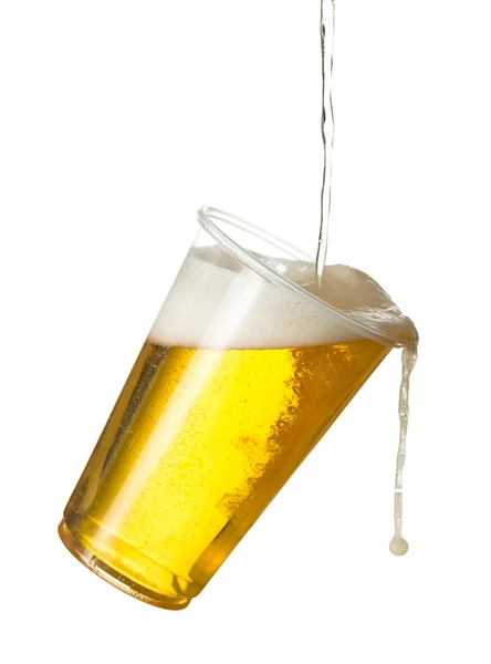 金啤酒或一次性塑料杯的啤酒 — 图库照片