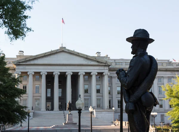 Standbeeld en Schatkist gebouw van washington dc — Stockfoto