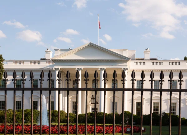 Белый дом в Вашингтоне за решеткой — стоковое фото