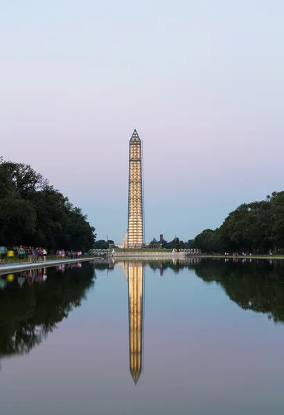 Monumento a Washington reflejando por la noche —  Fotos de Stock