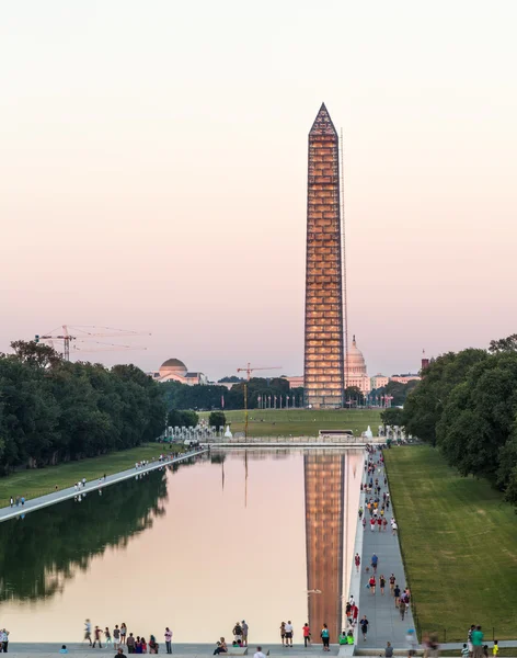 Washingtonův monument odráží v noci — Stock fotografie