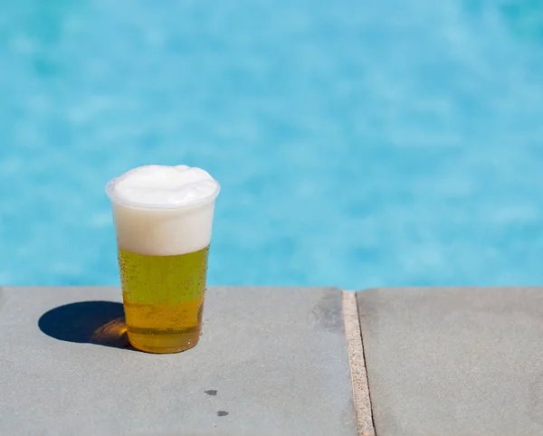 Золотое пиво или пиво в одноразовой пластиковой чашке — стоковое фото