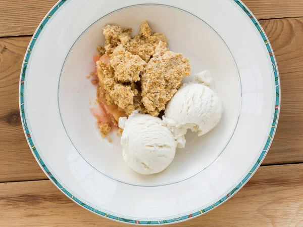 Traditional british apple crumble pie in dish with ice cream — Stock Photo, Image