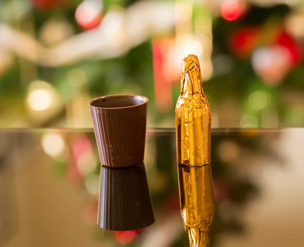 Miniatyr likör flaska av choklad cup — Stockfoto