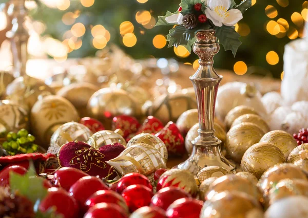 Decoraciones de Navidad en la mesa — Foto de Stock