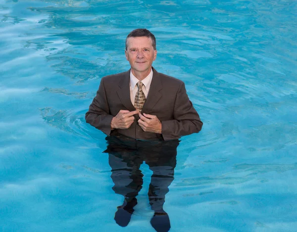 Senior business man in diep water — Stockfoto