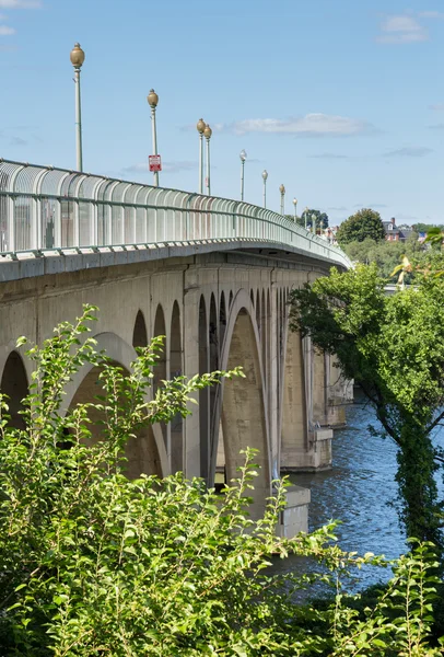 Vista laterale del Key Bridge che va a Georgetown — Foto Stock