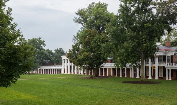 Studentenhäuser und Gehweg uva — Stockfoto