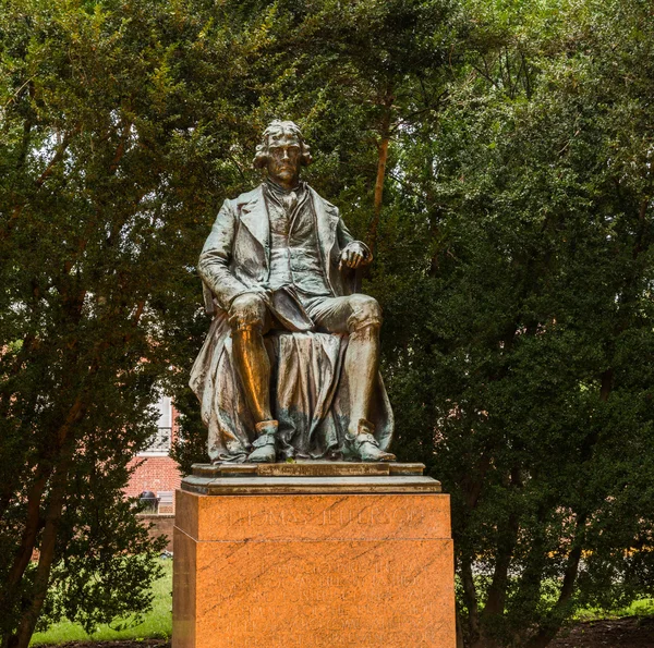 雕像托马斯 · 杰斐逊在维吉尼亚大学 — 图库照片