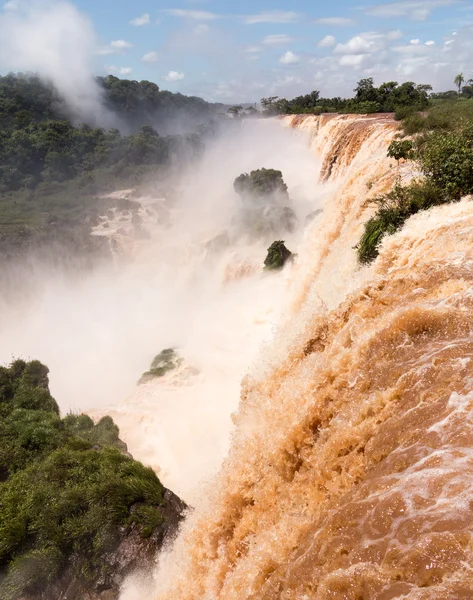 Fluss führt zu Leguassu-Wasserfällen — Stockfoto