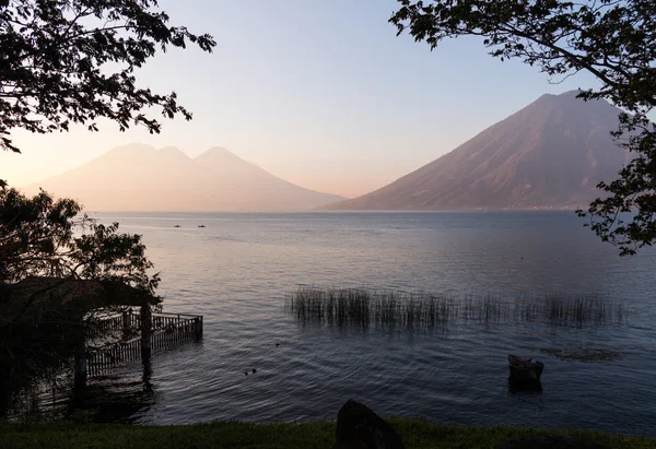 Kano's op lake atitlan guatemala — Stockfoto