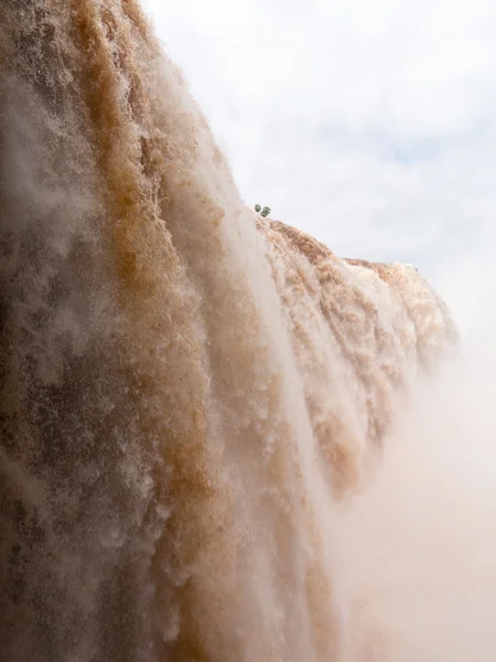 Fluss führt zu Leguassu-Wasserfällen — Stockfoto