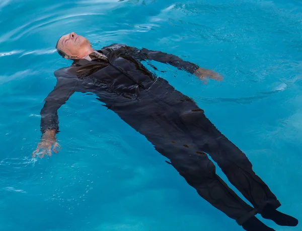 Starszy mężczyzna na plecach w wodzie — Zdjęcie stockowe