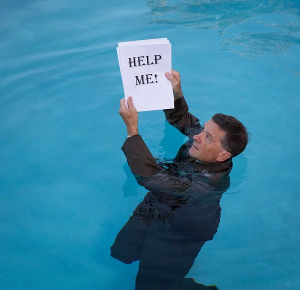 Senior man holding help me paperasse dans l'eau — Photo