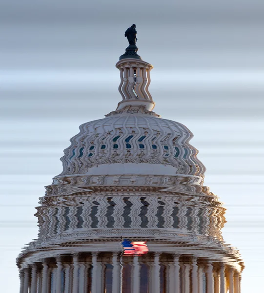 Vertekend beeld van de koepel van capitol in dc — Stockfoto