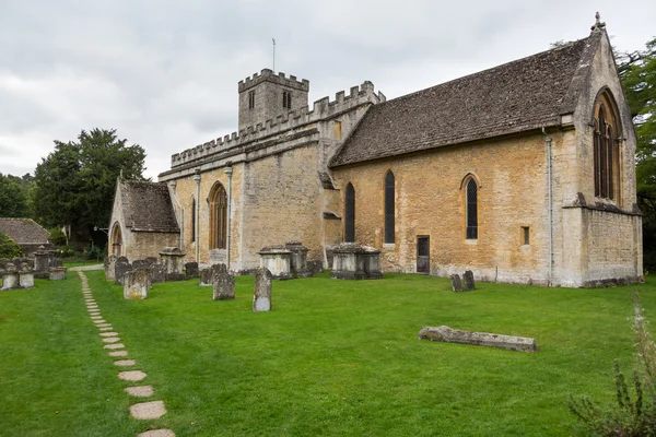 Igreja Velha em Cotswold distrito da Inglaterra — Fotografia de Stock