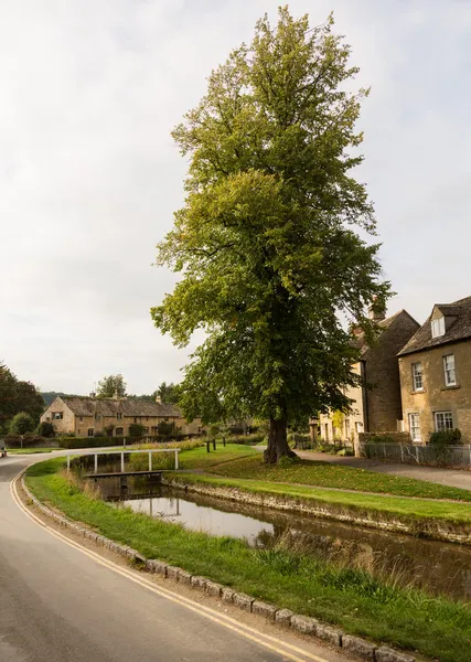 Vecchie case nel distretto di Cotswold in Inghilterra — Foto Stock