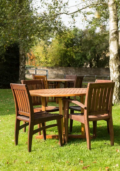 Jardin et tables à Cotswold district de l'Angleterre — Photo