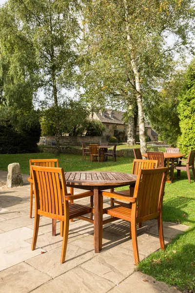 영국의 코츠월드 지방에서 테이블과 정원 — 스톡 사진