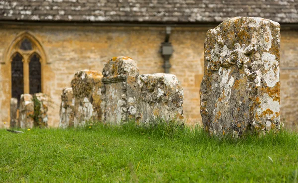 Gamla kyrkan i cotswold distriktet av england — Stockfoto