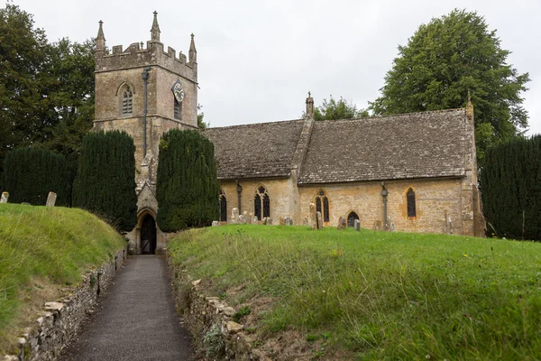 Igreja Velha em Cotswold distrito da Inglaterra — Fotografia de Stock