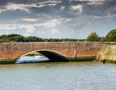Karayolu Köprüsü kemerin altında eski bir ahşap tekne