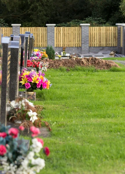 Vers gegraven graf op het kerkhof — Stockfoto