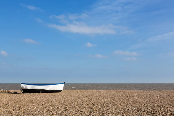 Velho barco de pesca na praia de seixos — Fotografia de Stock