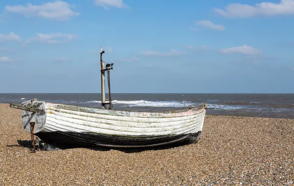 Oude vissersboot op kiezelstrand — Stockfoto