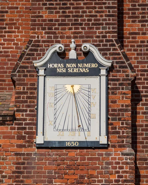 Oude zonnewijzer op betwistbaar hall in aldeburgh — Stockfoto