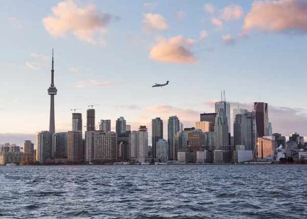 Turbo prop vliegtuigen landing op billy bishop luchthaven — Stockfoto