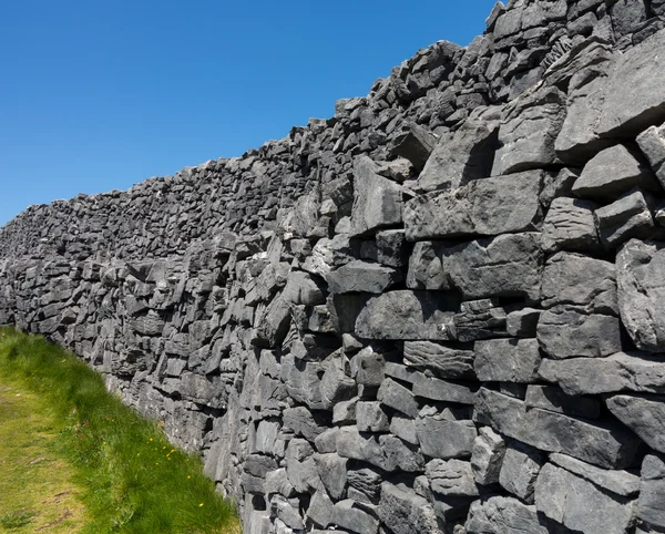 Kamenná zeď Dun Aonghasa Aranskými ostrovy — Stock fotografie