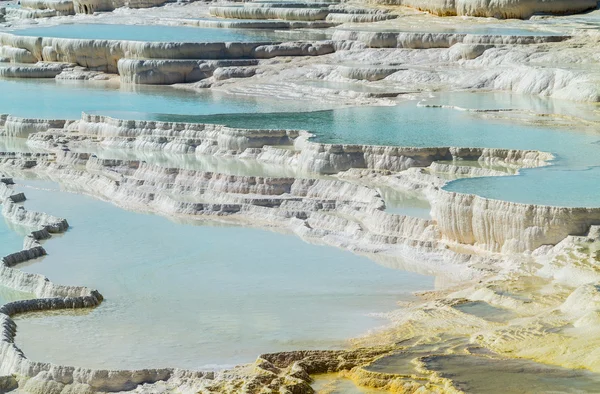 Horké prameny a vodopády v pamukkale v Turecku — Stock fotografie