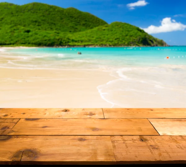 Playa de arena caliente en caribe por cubierta de madera —  Fotos de Stock