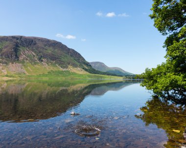 crummock lake district tepelerde yansıması