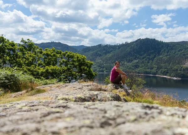 Caminhante feminina com vista para Thirlmere — Fotografia de Stock