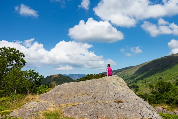 Kadın hiker bakan thirlmere — Stok fotoğraf