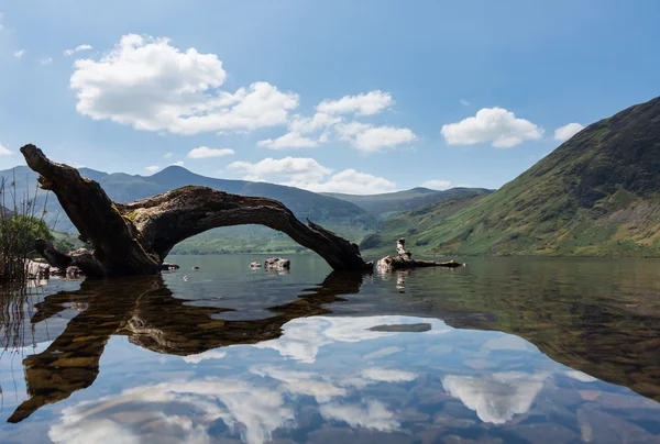 Reflectie op lake district heuvels in crummock water — Stockfoto