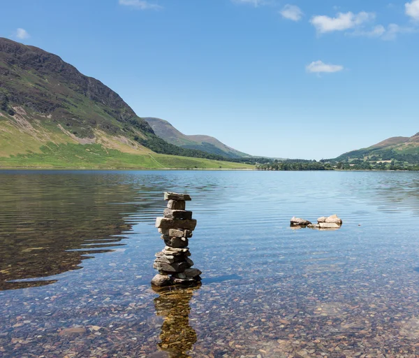 Reflexión sobre las colinas del Distrito de los Lagos en Crummock Water — Foto de Stock