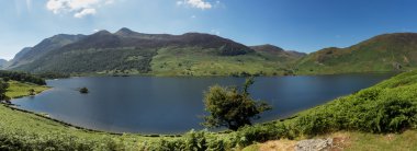 crummock lake district tepelerde yansıması