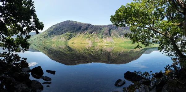 Reflexão sobre colinas Lake District em Crummock — Fotografia de Stock