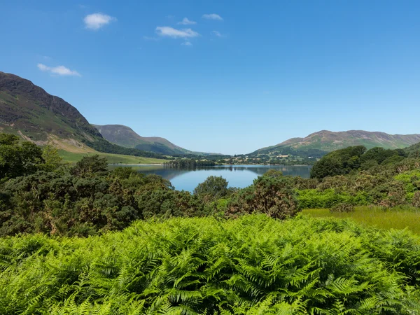 Reflexão sobre colinas Lake District em Crummock — Fotografia de Stock