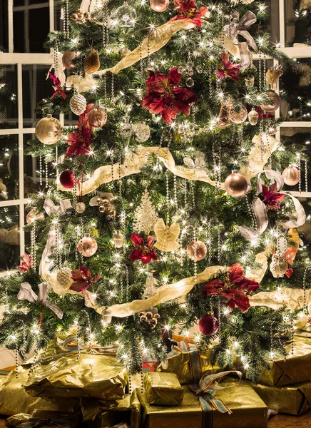 Hermoso árbol de Navidad por la noche — Foto de Stock