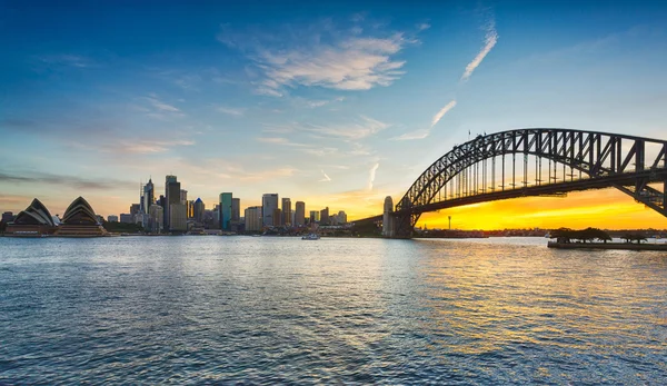 Dramatischer panoramischer Sonnenuntergang Foto Sydney Harbor lizenzfreie Stockfotos