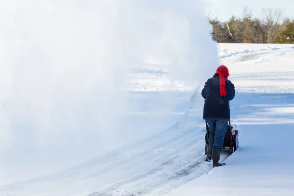 Äldre kvinna clearing-enhet med snöslunga — Stockfoto