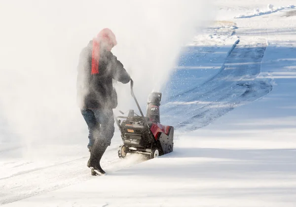 Senior vrouw wissen station met sneeuwblazer — Stockfoto